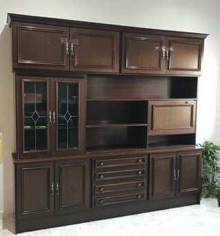 Mueble de comedor de madera y cristal