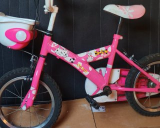 Bicicleta infantil rosa con cesta