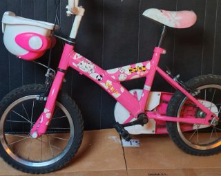 Bicicleta infantil rosa con cesta