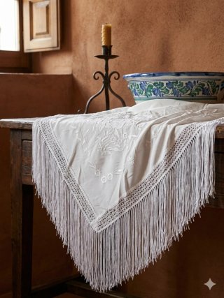 Mantón blanco  bordado con flecos