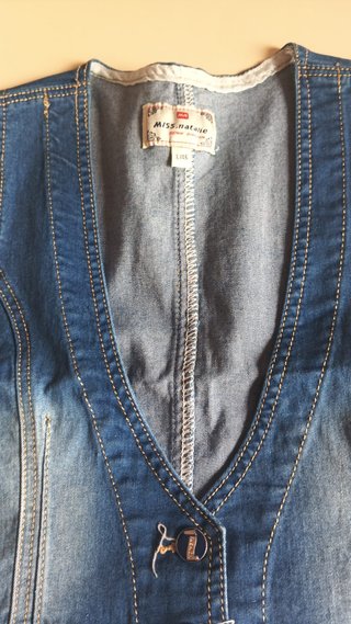 Chaleco vaquero azul con hebilla