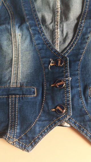 Chaleco vaquero azul con hebilla