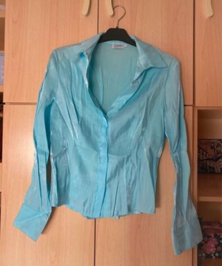 Blusa azul brillante