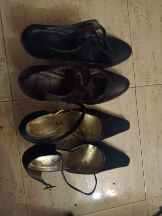 Zapatos negros de tacón y planos
