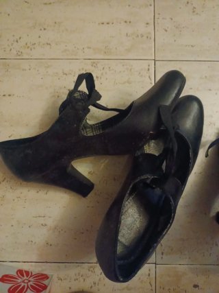 Zapatos negros de tacón y planos