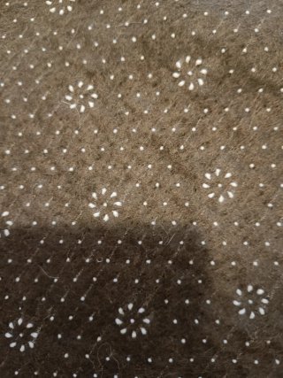 Alfombra de terciopelo gris con flecos
