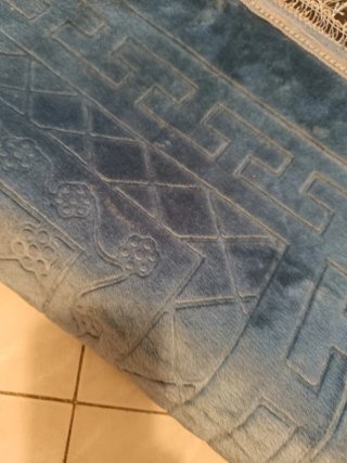 Alfombra de terciopelo gris con flecos