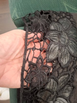 Minifalda negra con encaje floral