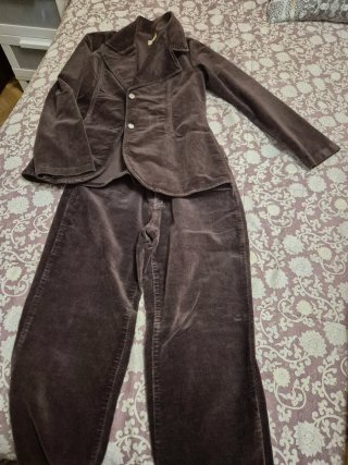 Traje de terciopelo marrón