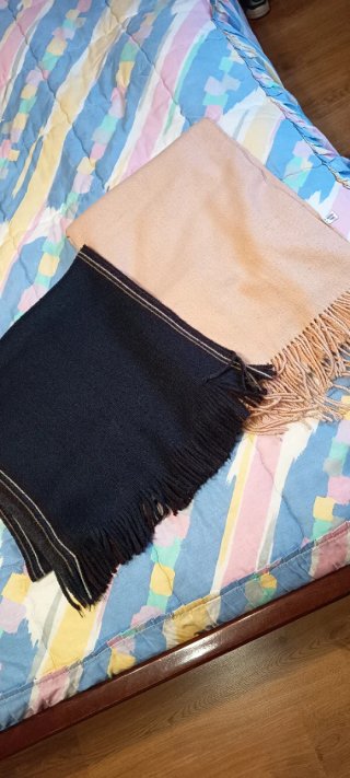 Bufandas beige y azul oscuro con flecos