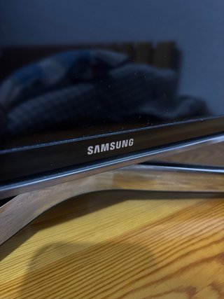 Smart TV Samsung Negra y Plateada