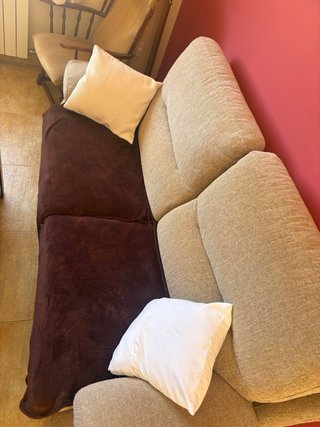Sofá de tela beige