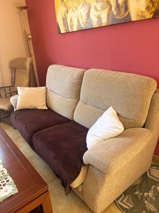 Sofá de tela beige