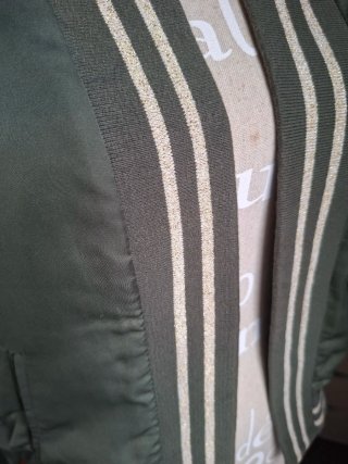 Bomber satinada verde oliva Stradivarius T. M