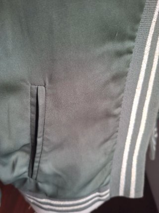 Bomber satinada verde oliva Stradivarius T. M