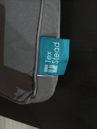 Almohada para piernas gris