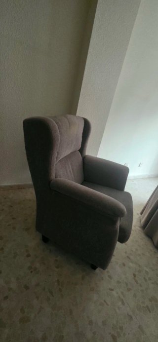 Sillón de tela marrón y multicolor