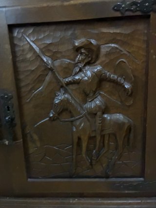 Aparador Castellano El Quijote de madera tallada