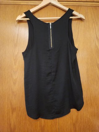 Blusa negra sin mangas