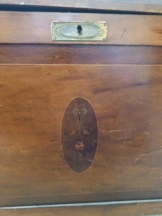 Baúl de madera antiguo con detalles
