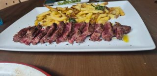 Hola, buscamos ayudante de cocina hombre.