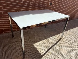 Mesa de comedor cristal y metal