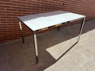 Mesa de comedor cristal y metal