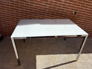 Mesa de comedor cristal y metal