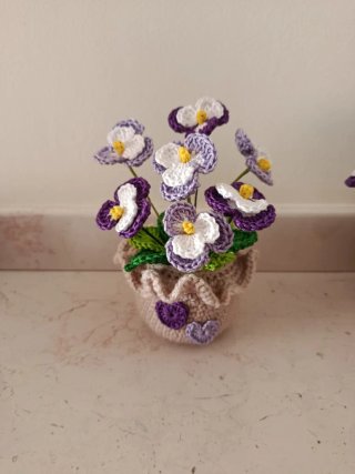 Piantina di violette all'uncinetto