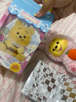 Peluche Winnie Pooh con disfraz de conejo