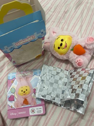 Peluche Winnie Pooh con disfraz de conejo