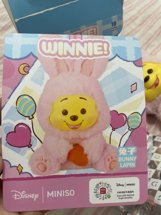 Peluche Winnie Pooh con disfraz de conejo