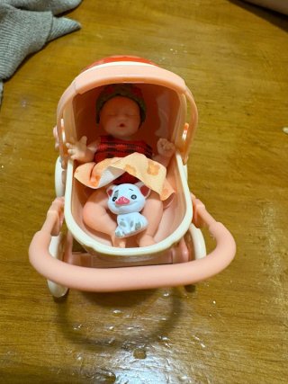 Bebe y carro: Miniatura, Realista.
