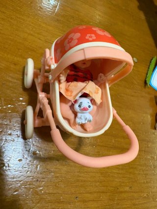 Bebe y carro: Miniatura, Realista.
