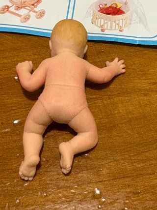 Bebe y carro: Miniatura, Realista.