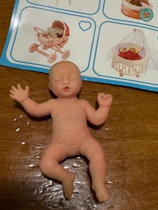 Bebe y carro: Miniatura, Realista.