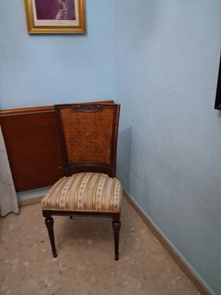 2 Sillas de madera y ratán