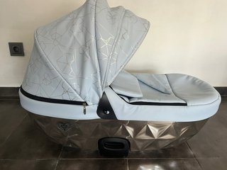 Carro de bebé azul con diseño