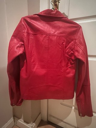 Cazadora roja efecto piel