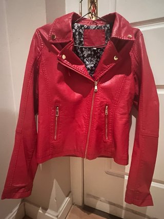 Cazadora roja efecto piel