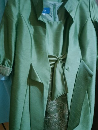 Traje de gala verde con bordados dorados y pedrerí