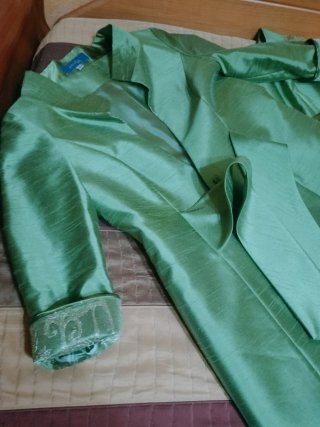 Traje de gala verde con bordados dorados y pedrerí