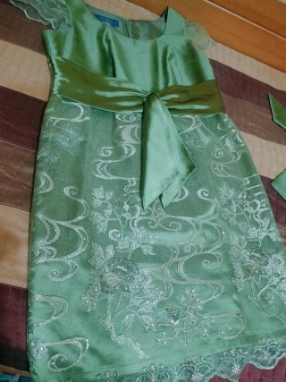 Traje de gala verde con bordados dorados y pedrerí