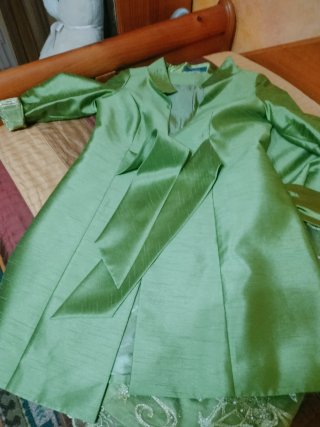 Traje de gala verde con bordados dorados y pedrerí