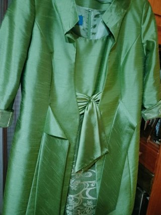 Traje de gala verde con bordados dorados y pedrerí