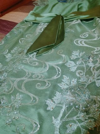 Traje de gala verde con bordados dorados y pedrerí