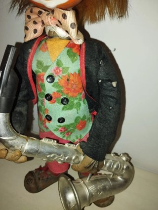 Muñeco antiguo payaso con saxofón