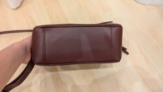 Bolso Tous granate de piel. 21cm x 14cm x 9'5cm