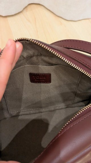 Bolso Tous granate de piel. 21cm x 14cm x 9'5cm