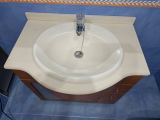 Mueble de baño con lavabo y grifo